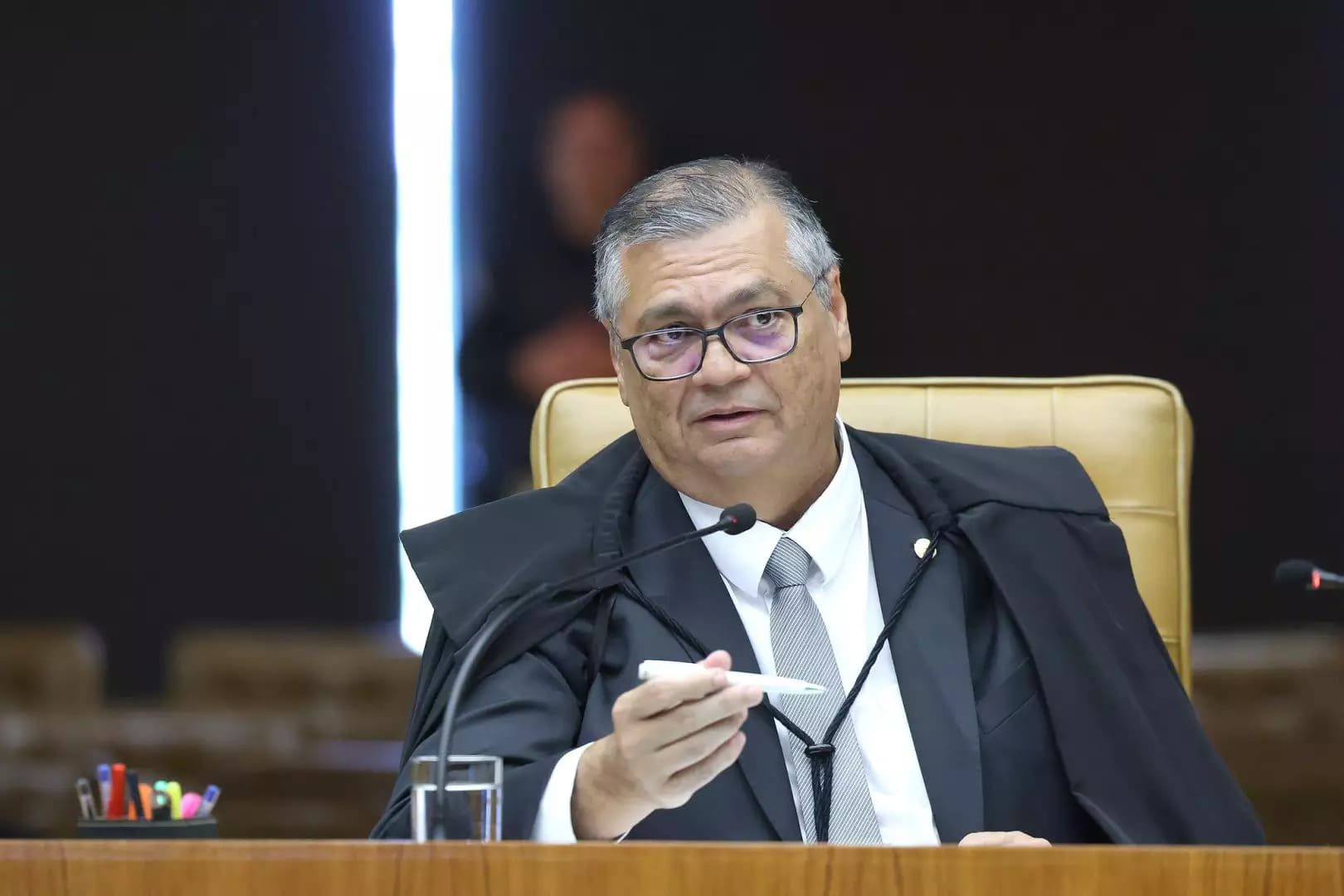 Dino proíbe aposentadoria como punição máxima para magistrados