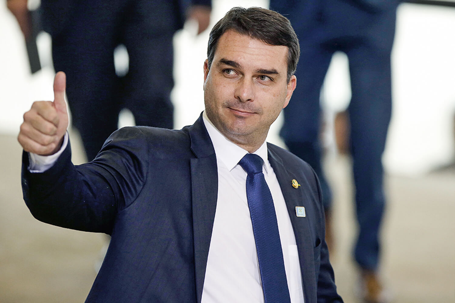 Flávio Bolsonaro supera Lula em destaque nas redes sociais