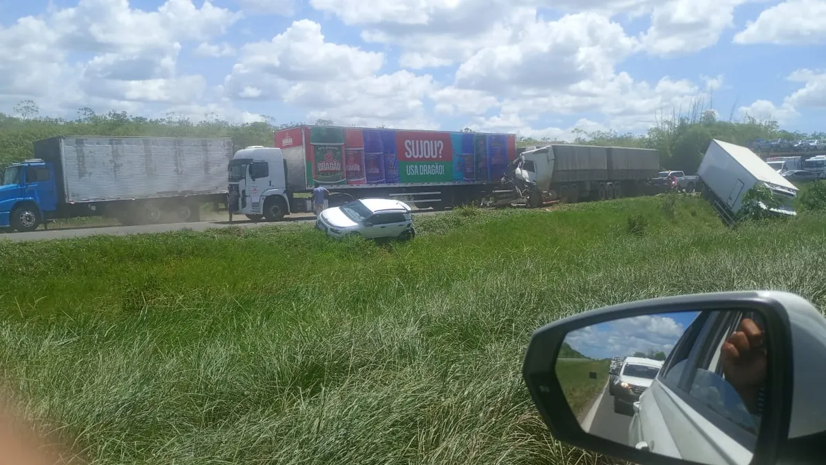 Grave acidente com carreta deixa morto e feridos na Bahia