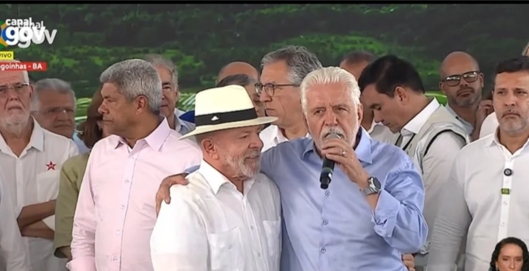 Após operação da PF, Jaques Wagner aparece ao lado de Lula em evento na Bahia