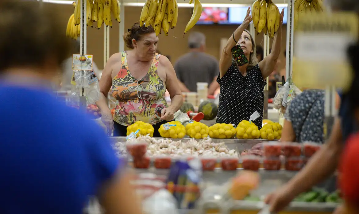 Quase 70% dos brasileiros veem inflação explodir; salto de 18 pontos percentuais