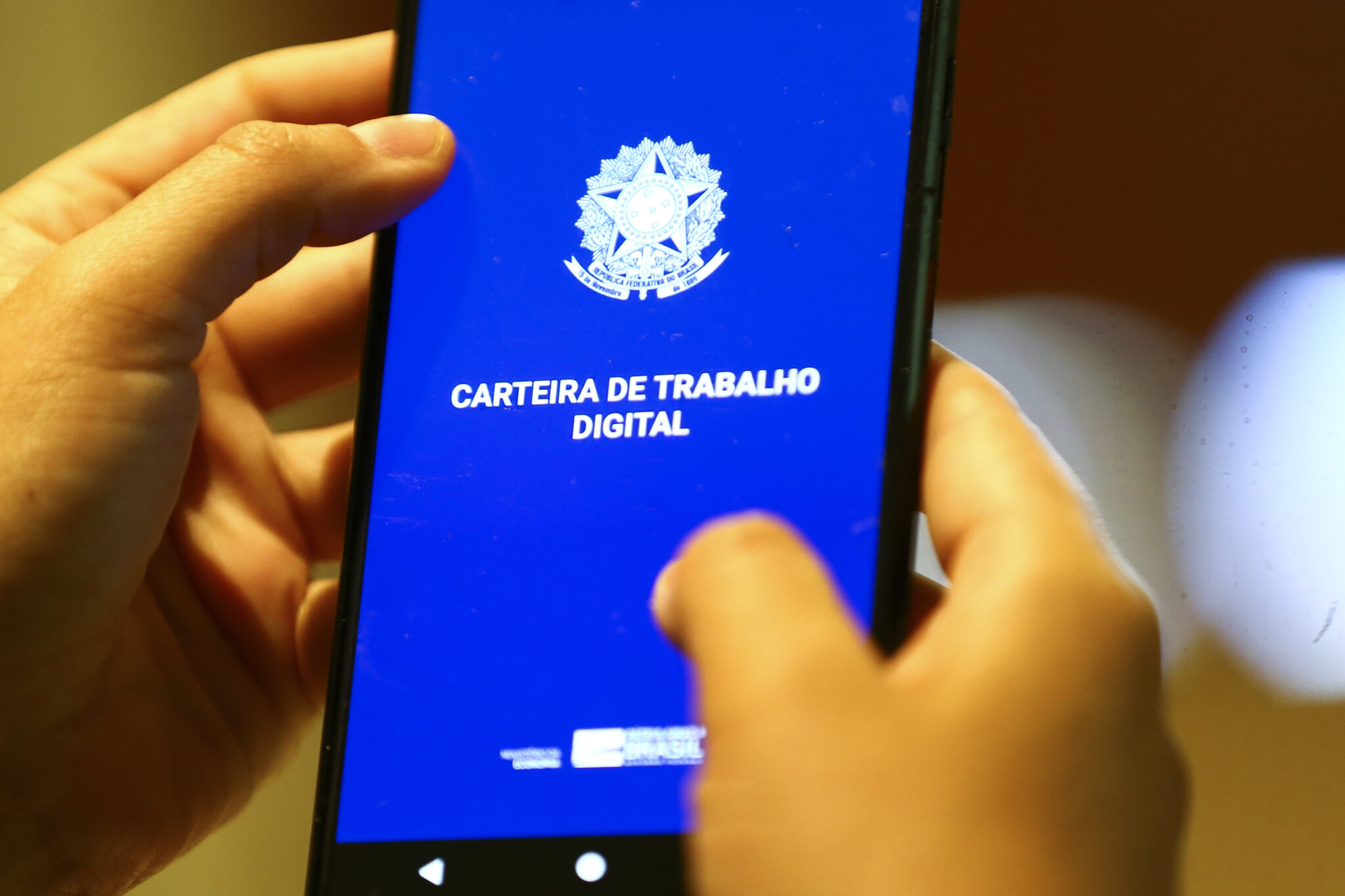 Criação de empregos formais cai 25% e tem pior 1º semestre desde 2020