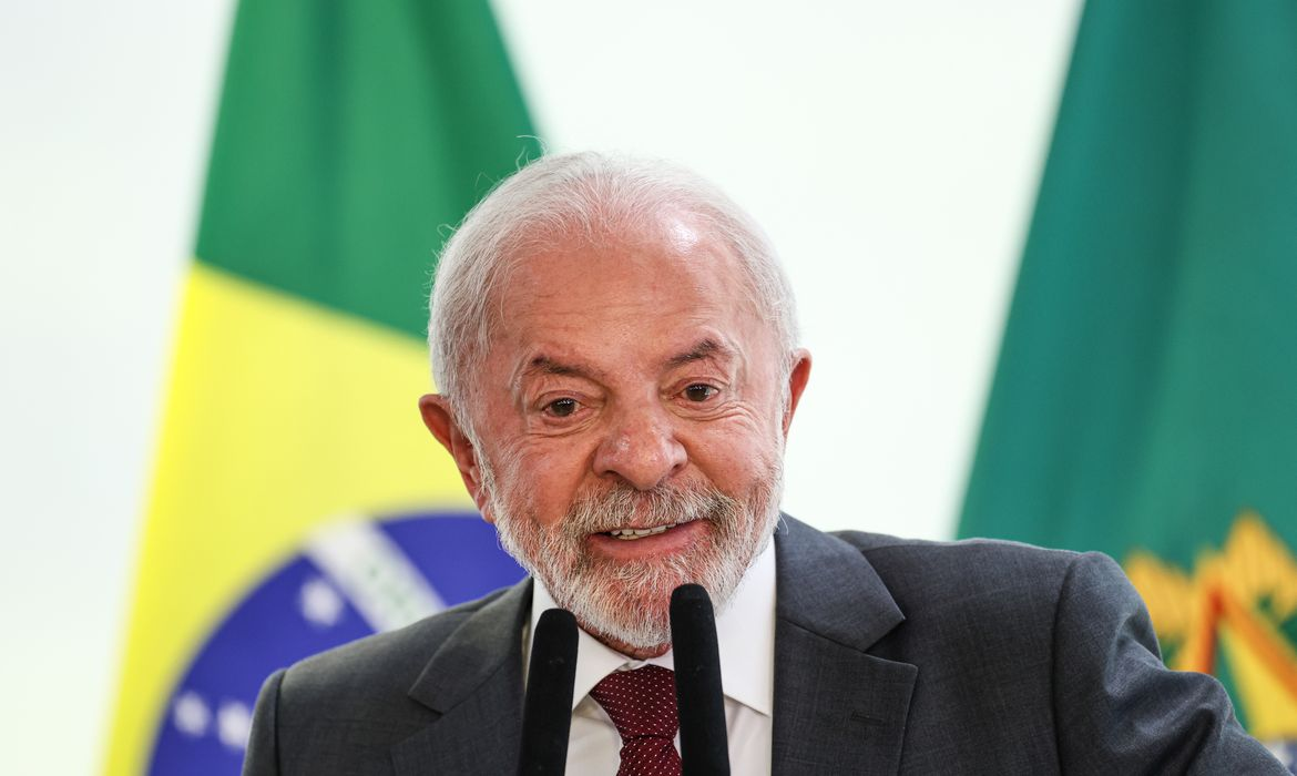 Quase 70% das despesas do governo Lula avançam acima do limite do arcabouço