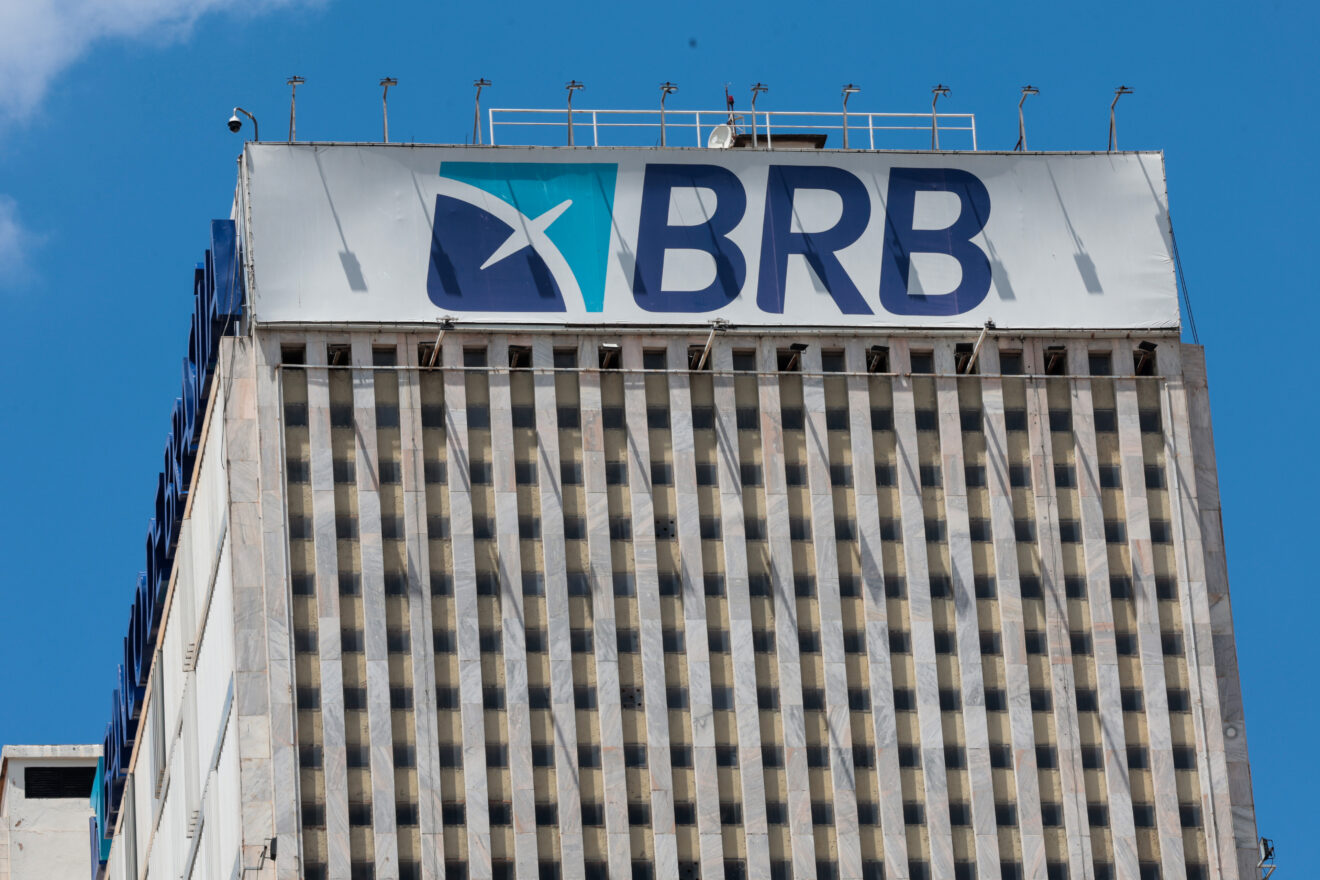 BRB afasta funcionários citados em investigação do caso Master