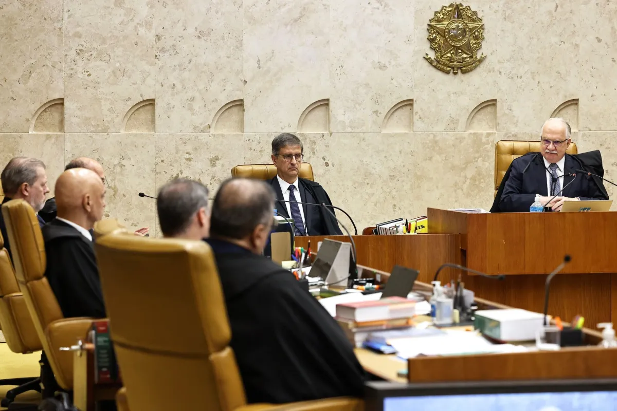 Ministros articulam novas questões de ordem e sessão atrasa