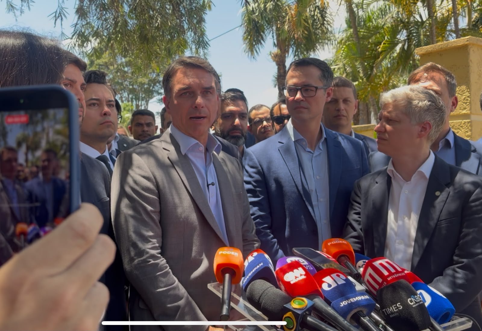 “Não é mais esquerda contra direita; é quem quer mudança”, diz Flávio