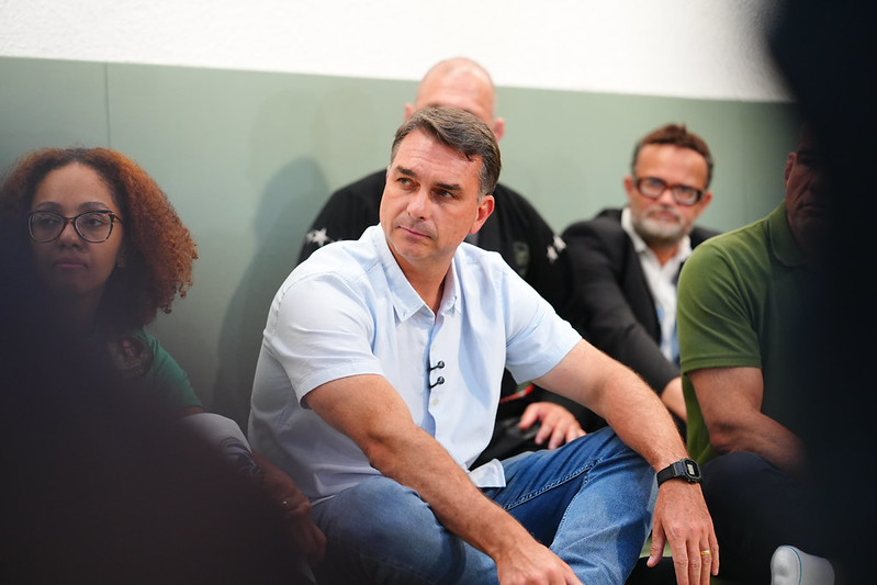 Perseguição política: Ameaçado de prisão, Flávio Bolsonaro deixa o Brasil e tem os EUA como destino, confirmam fontes