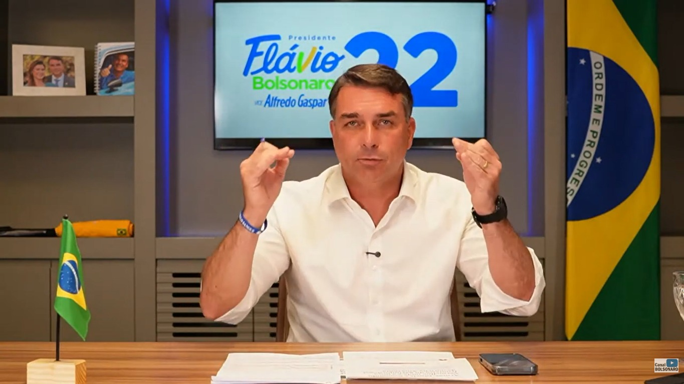 Flávio troca “presidente eleito” por “líder do Brasil” em carta divulgada nos EUA