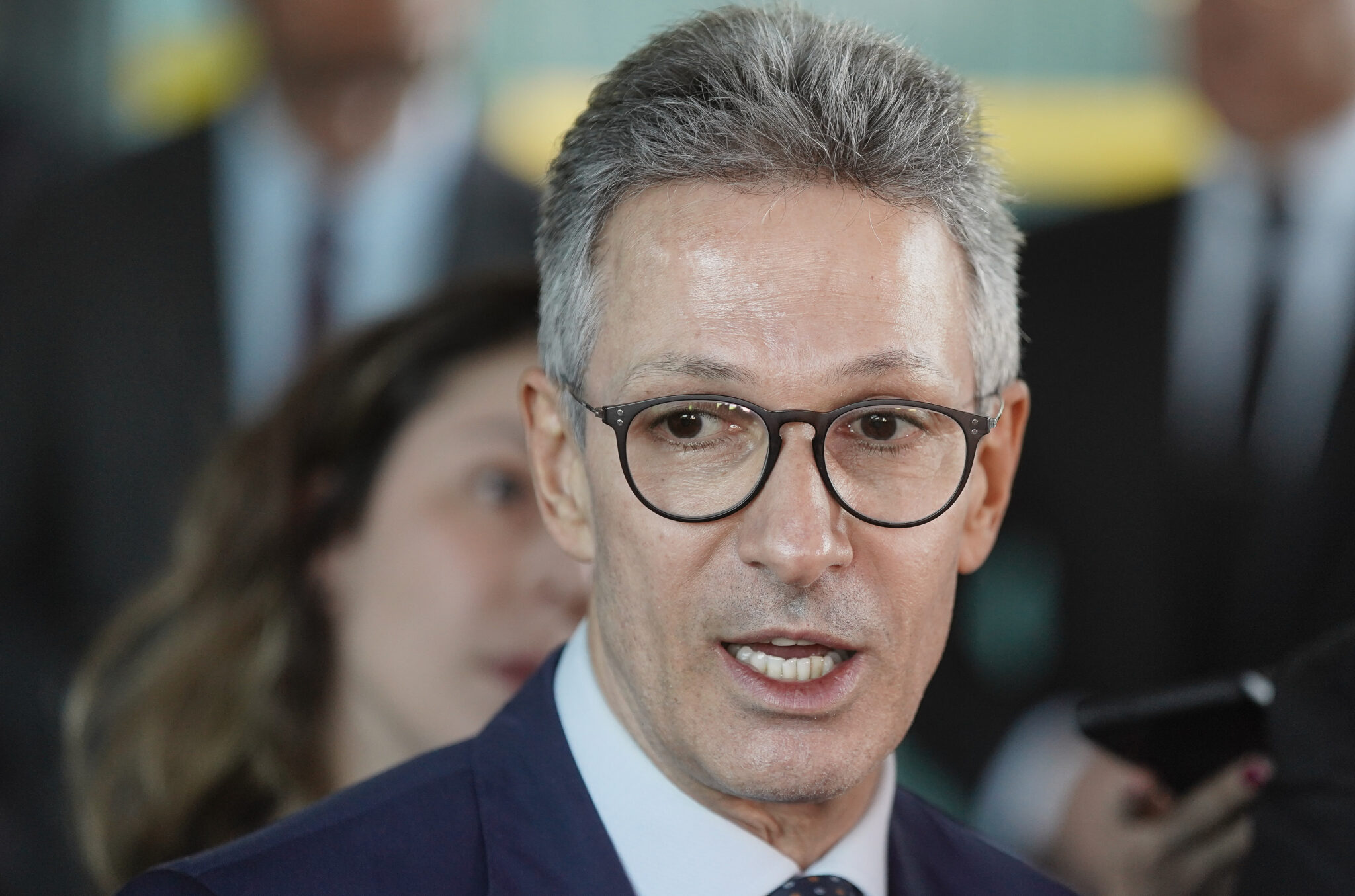 Zema declara apoio a Flávio Bolsonaro e diz que não ficará “em cima do muro”