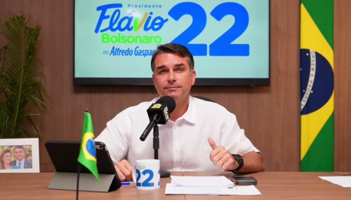 Juros futuros despencam após liderança de Flávio